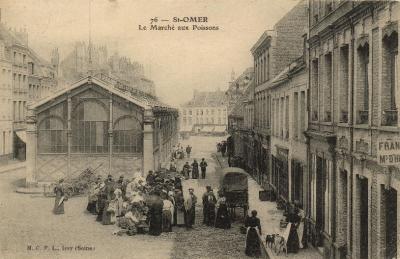 C'est fort annimé autour des halles , on voit de nombreux Audomarois faire leur marché et leur provision de poissons. Dans le fond on apperçoit la grand place.